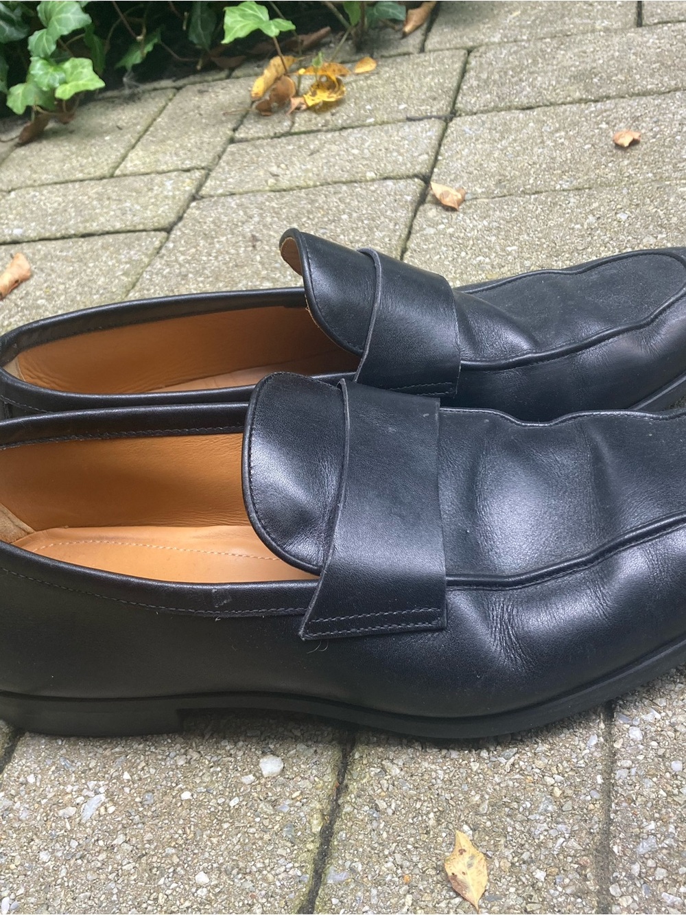 Magnanni Black Leather Slip-On Loafers